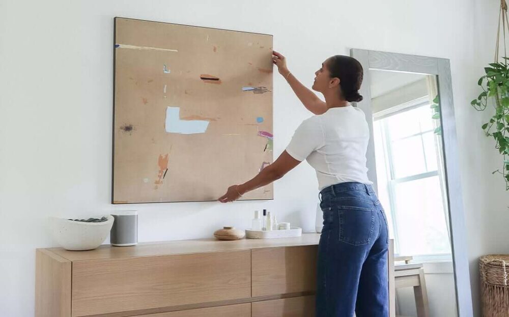 BIG ART THAT <br />
FILLS THE ROOM